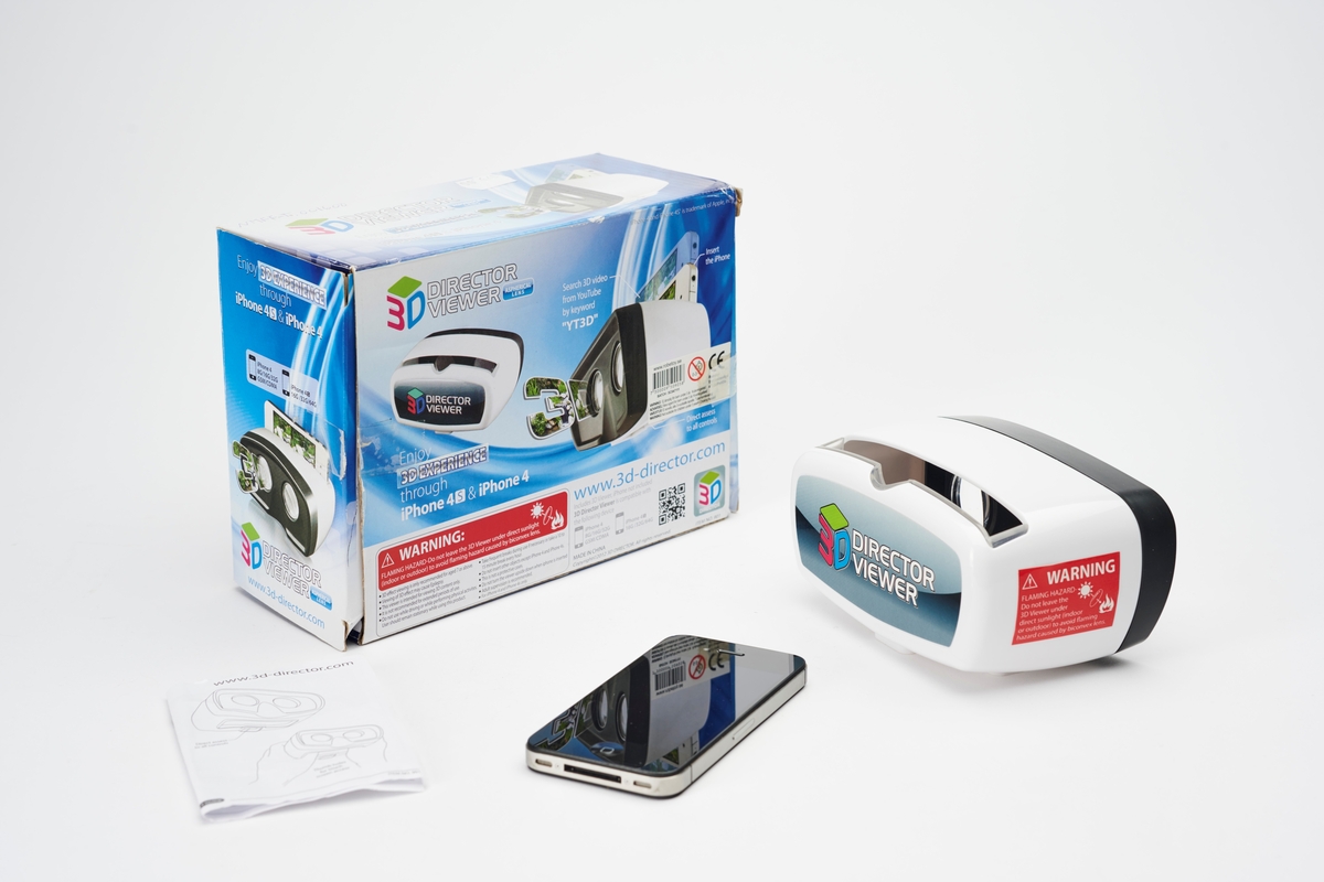 3D Director Viewer er en håndholdt betrakter til å se 3D-filmer fra Apples iPhone 4S (som vist her) og iPhone 4.