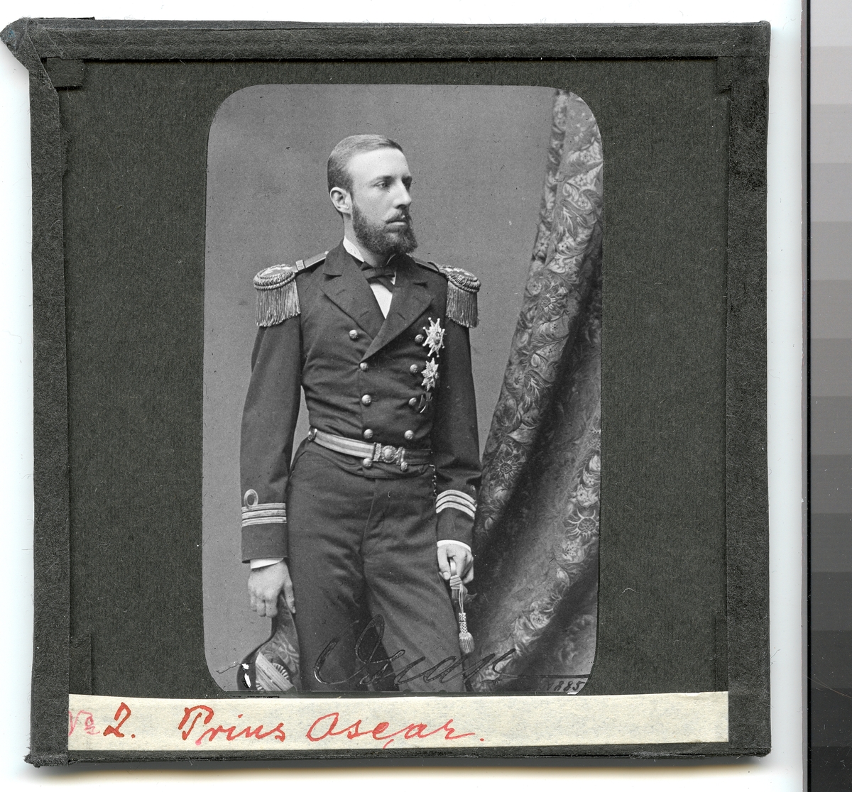 Bilden förställer ett porträtt av prins Oscar Bernadotte i kaptens uniformen.
