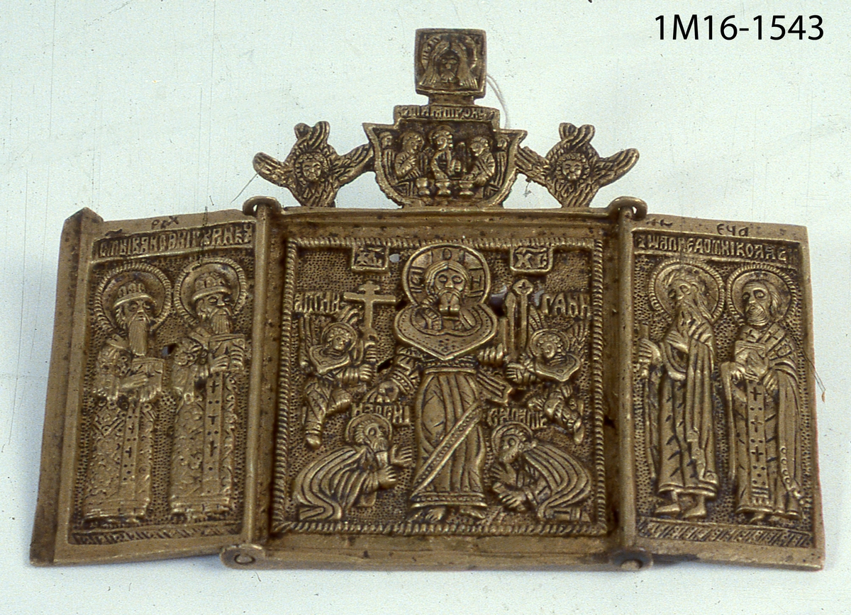 Tavla i likhet med altarskåpen försedda med framstycken att öppna, med helgonbilder, av metall, som i Ryssland användes vid enskilda andaktsövningar.