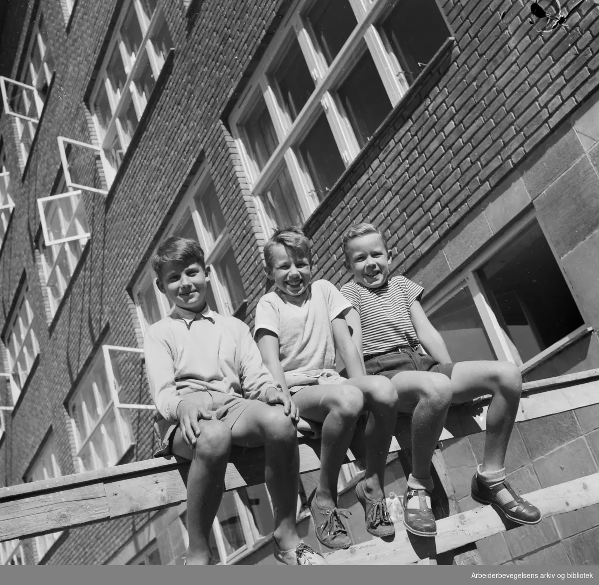 Første skoledag etter sommerferien. Fra venstre: Erik Schiøtz, Lars Kjellerød og Trond Engstrøm. Marienlyst skole. August 1952.