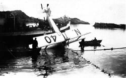 Ett sjøfly som blir heist opp av vannet etter havari, Saaski