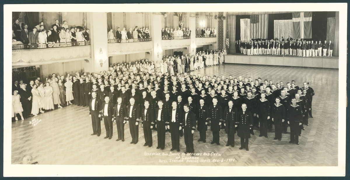 Bilden visar hur af Chapmans besättning välkomnas av svensk amerikaner i festsalen på hotell Statler i Boston den 6 aug. 1934. Detta var af Chapmans sista expedition. Resan gick till Västindien och Nordamerika.