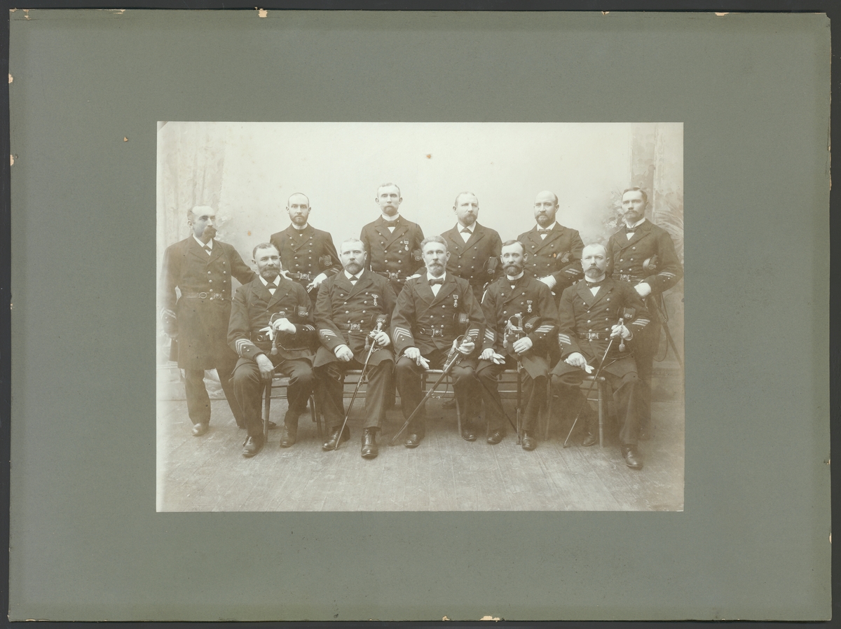 Bilden visar Flottans minör-underofficerare i Karlskrona vid sekelskiftet 1900