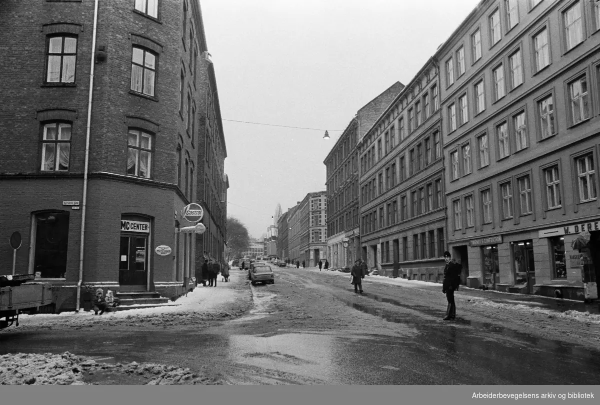 Tøyen. Herslebs gate - Tøyengata. Februar 1972.