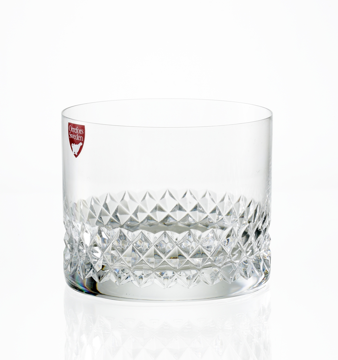 Design: Nils Landberg.
Cocktailglas. Cylindrisk kupa med diamantslipad dekor på nedre delen.