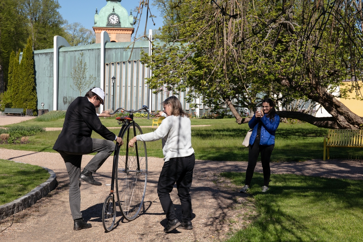 Kvarteret Läroverket. På höghjuling i parken framför Vänersborgs museum