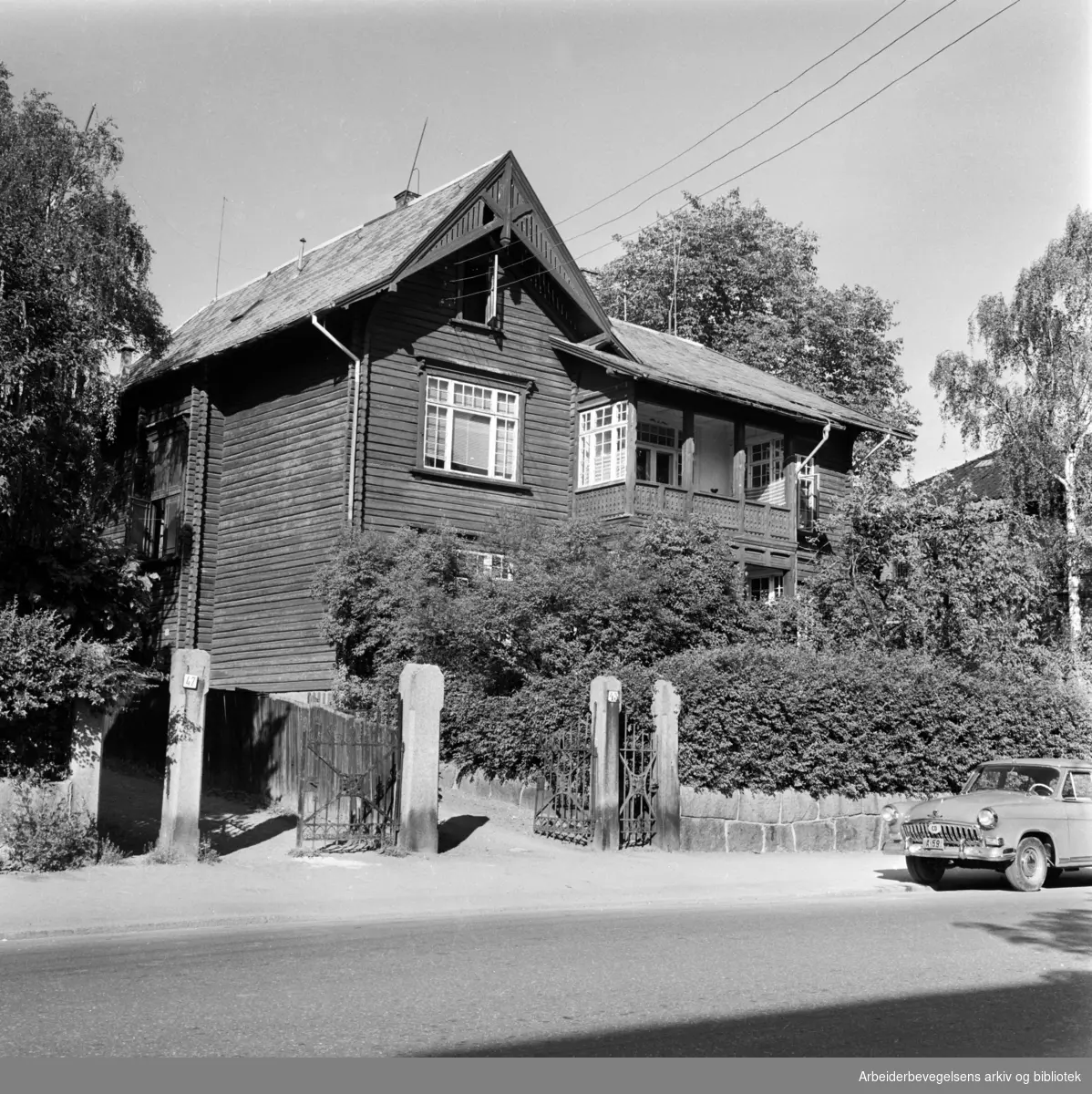 Sveitservilla i Gyldenløves gate 45. Oppført etter tegninger av Christian Reuter i 1891-1894. Nå revet. Juli 1963