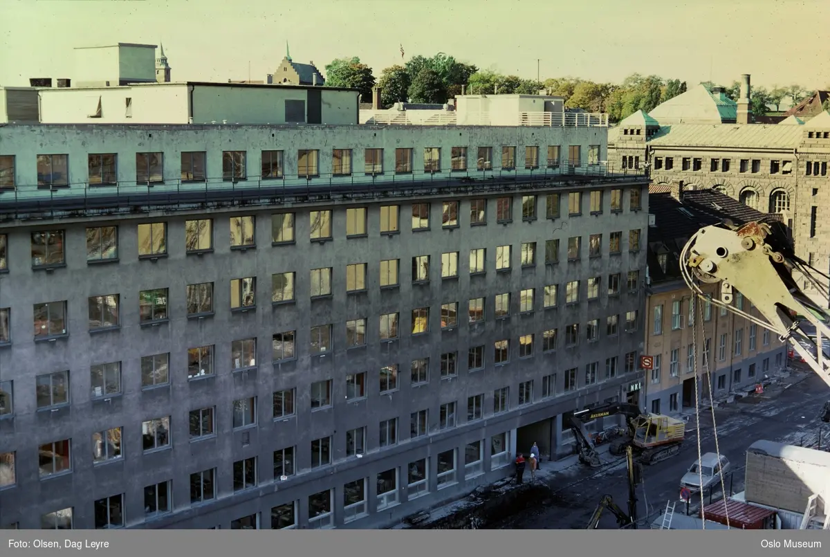 byggetomt for Norges Bank III, gravemaskin, bil, menn, kontorbygning