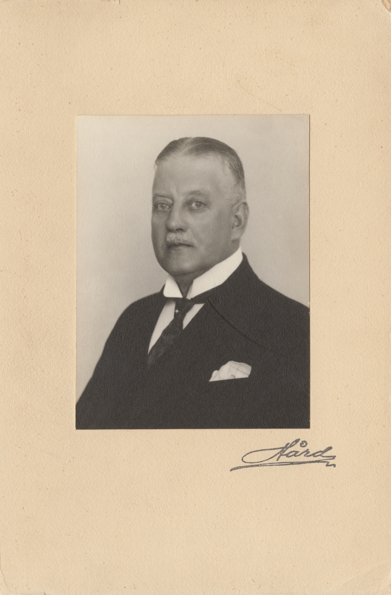 Porträtt av Carl Einar Walfrid A:son Alland, tygingenjör vid Stockholms tygstation.

Se även bild AMA.0000777, AMA.0000910 och AMA.001562.