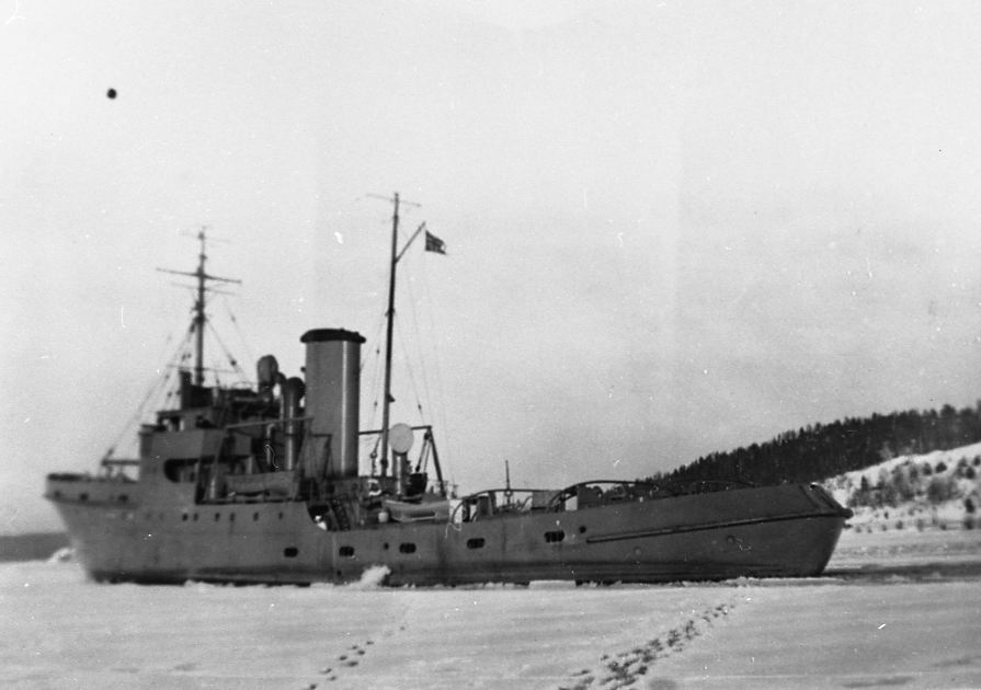 Motiv: Isbryter og slepebåt ÅSENFJORD. 45º babord hekk