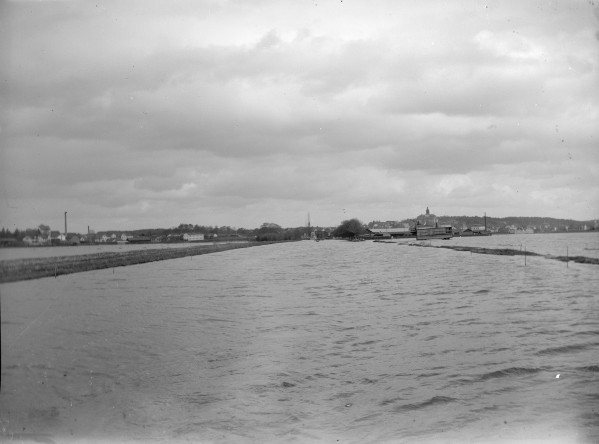 Vy över Enköpings stad från söder, under den stora översvämningen 1924.