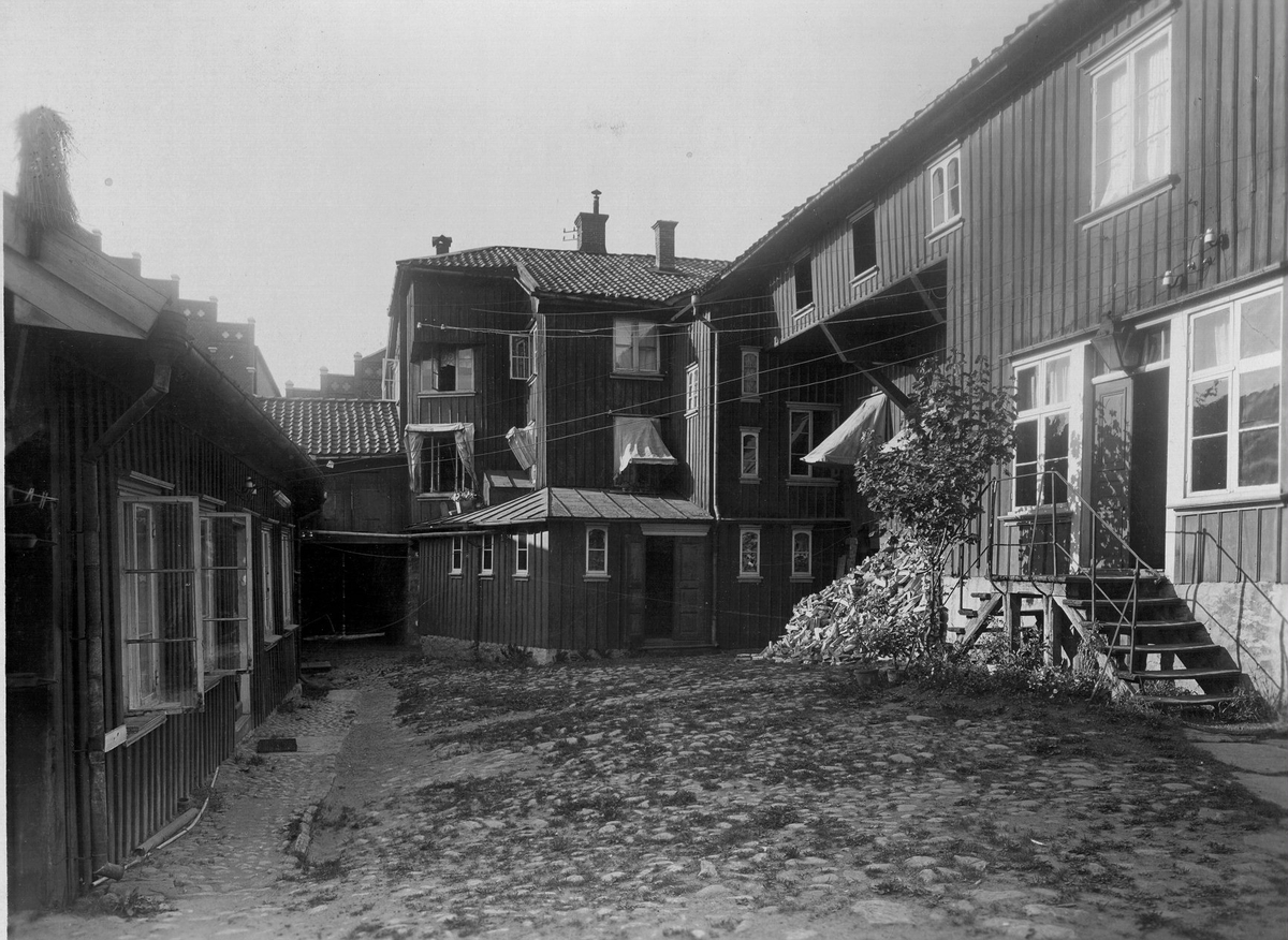 Gårdinteriör från Berglundska gården i kvarteret Elektra år 1924.