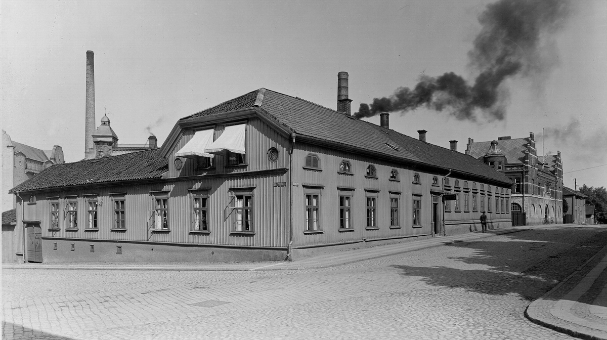 Berglundska gården i kvarteret Elektra med Swartska gården år 1924.