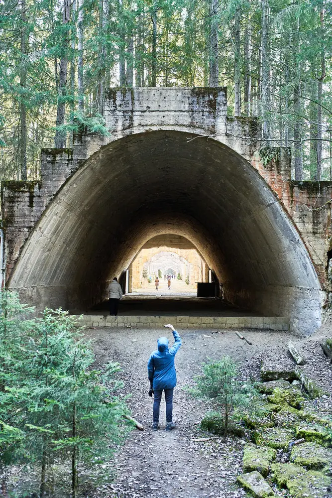 En person tar bilde med mobilen av tankssytebanen i Trandumskogen.