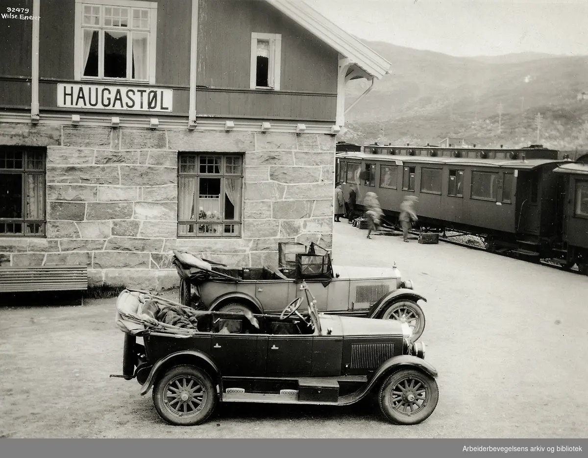 Haugastøl jernbanestasjon på Bergensbanen 1920 - 1930