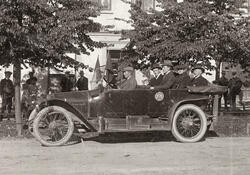 "Den røde bil" på Hamar 1915. Ungdomsforbundets agitasjonstu