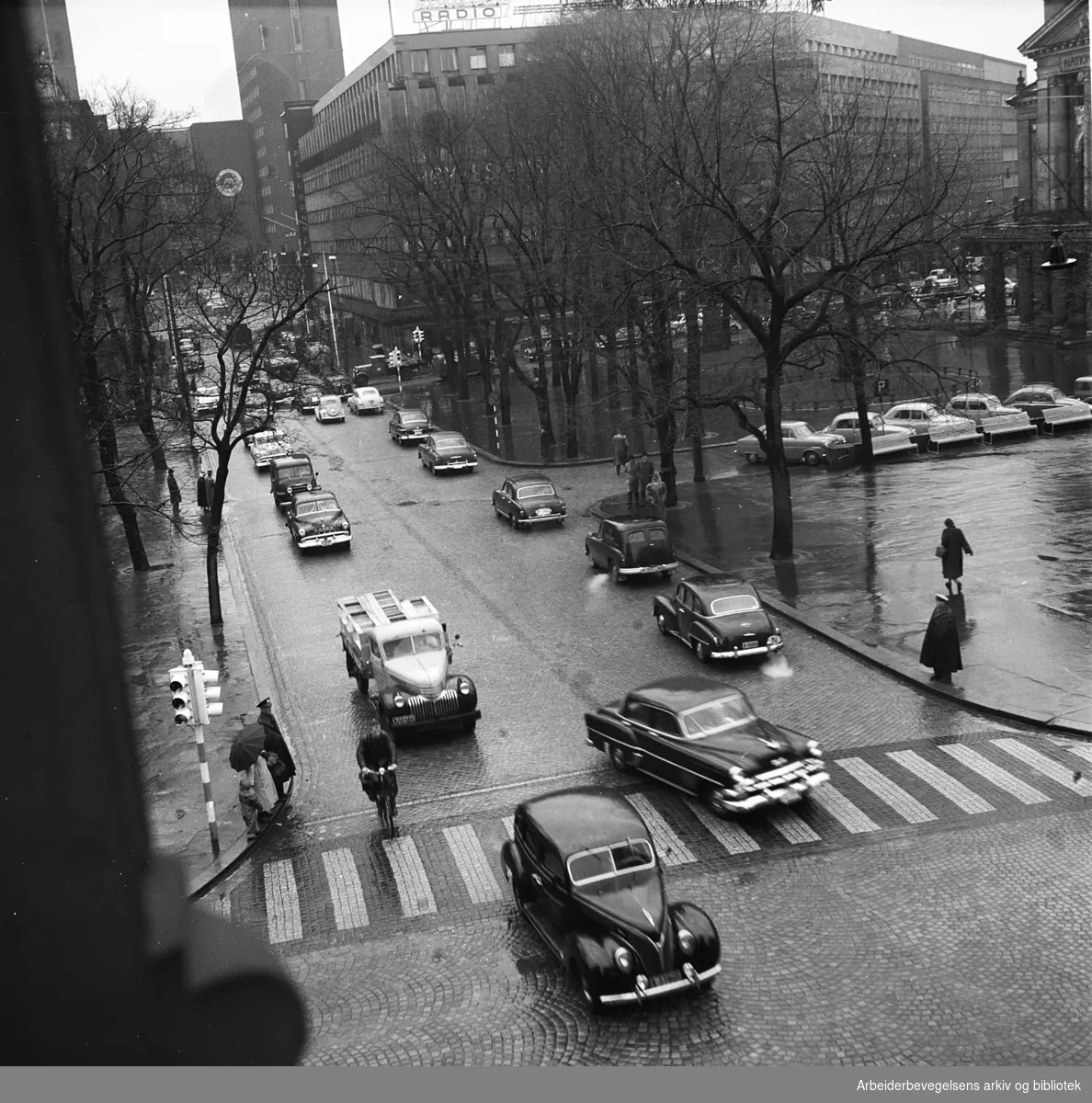 Biltrafikk i Universitetsgata. Mai 1955