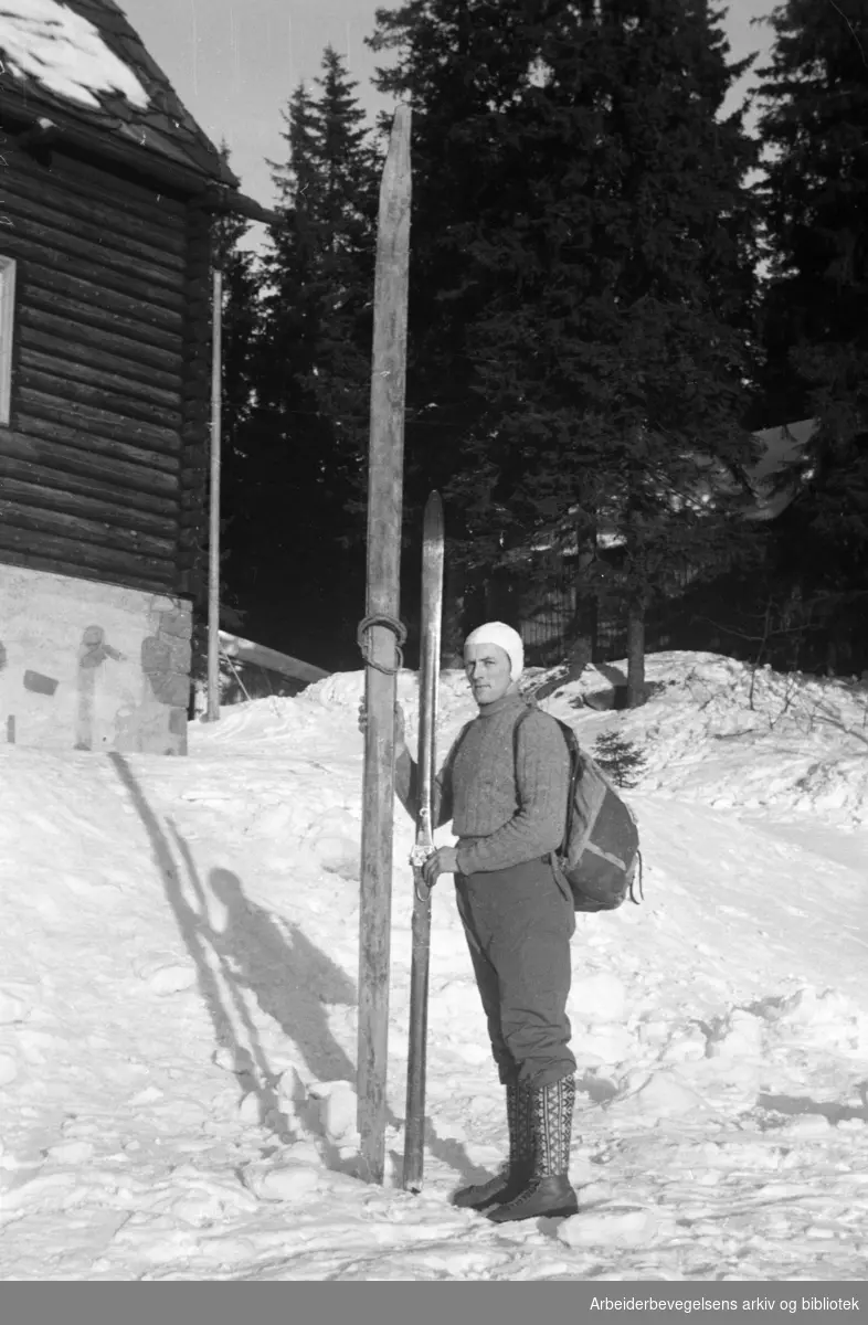 Det gamle skimuseet på Frognerseteren. En skiløper anno 1940-tallet sammenligner en vanlig treski med en gammel langski. Januar 1947.