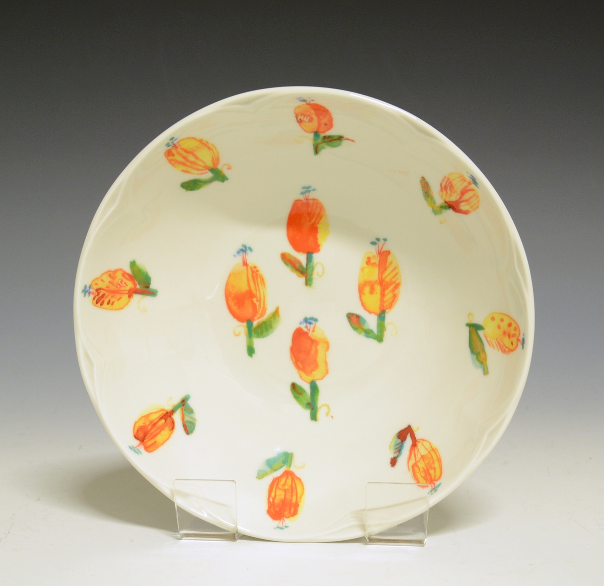 Liten bolle av porselen med hvit glasur. Dekorert med oransje blomster.
Modell: 2700 Fiore av Eeva Terävä
Dekor: Spring av Victoria Berge