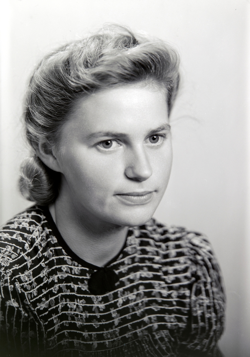 Portrett, halv figur.  Marit Haugen, (1921-1981) fra Sandvika i Ottestad, Stange. Gift Antonsen.