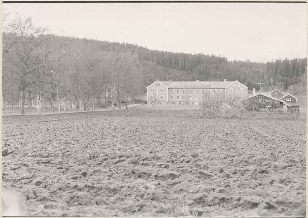 Falstad nedre ("Øvergården") på Ekne, fotografert ca. 1985.