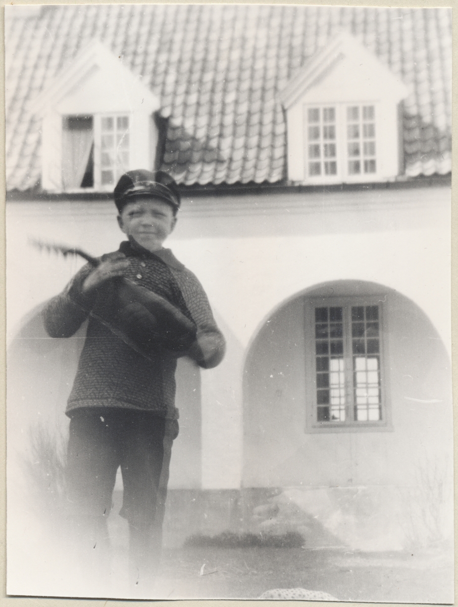 Fra gårdsrommet på Falstad skolehjem (murbygget) på Ekne, trolig på 1930-tallet. Gutten kan være Tore Falstad (f. 1934), som bodde der sammen med sine foreldre Astrid og Birger Falstad.