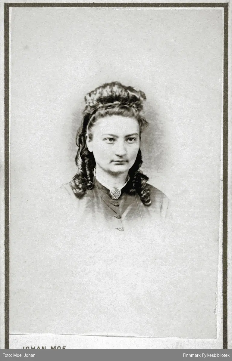Et visittkortportrett av fru Emma Knudtzen (f. Jentoft), Vadsø.