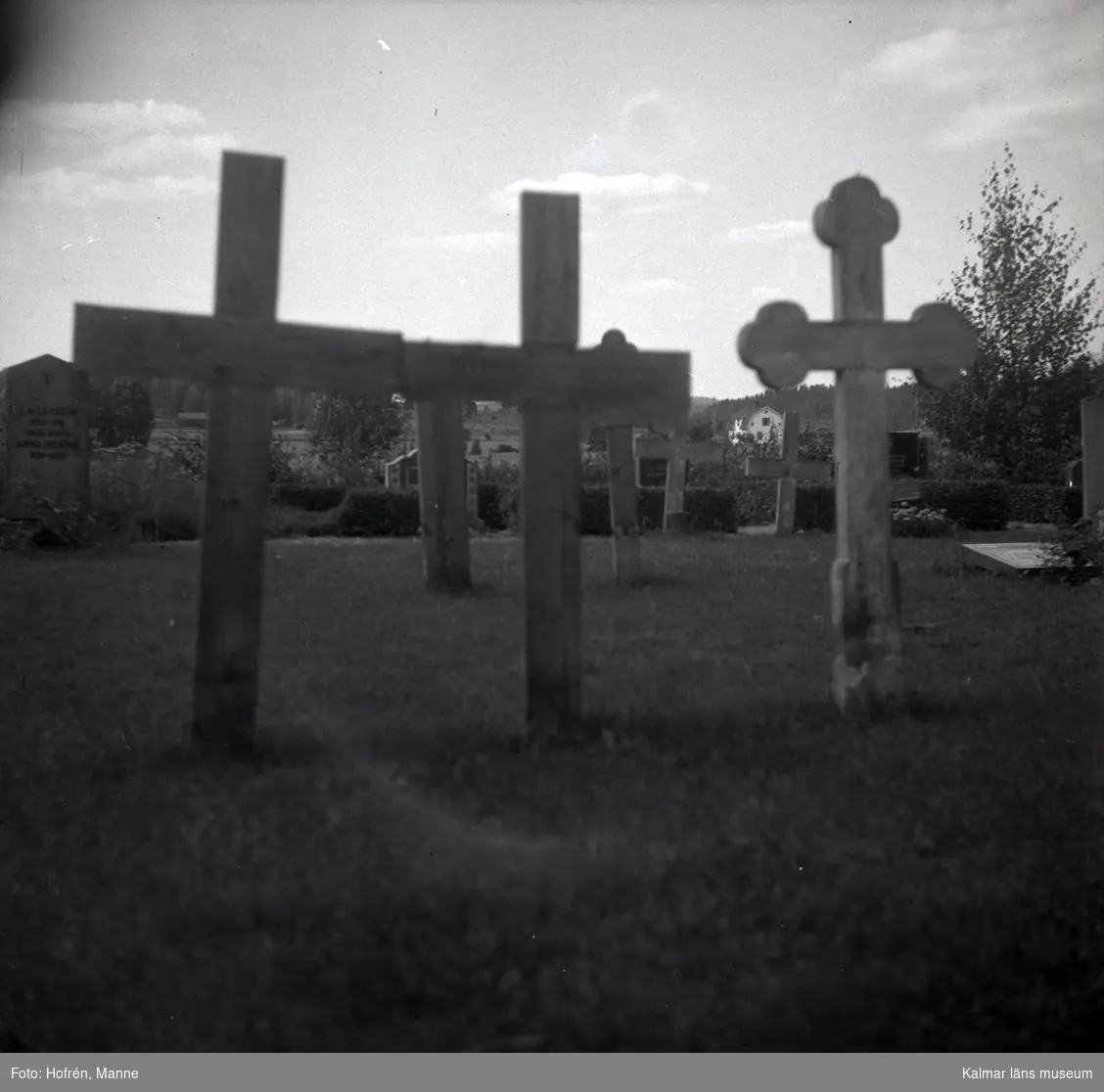 Vena kyrka och gravvårdar på kyrkogården.