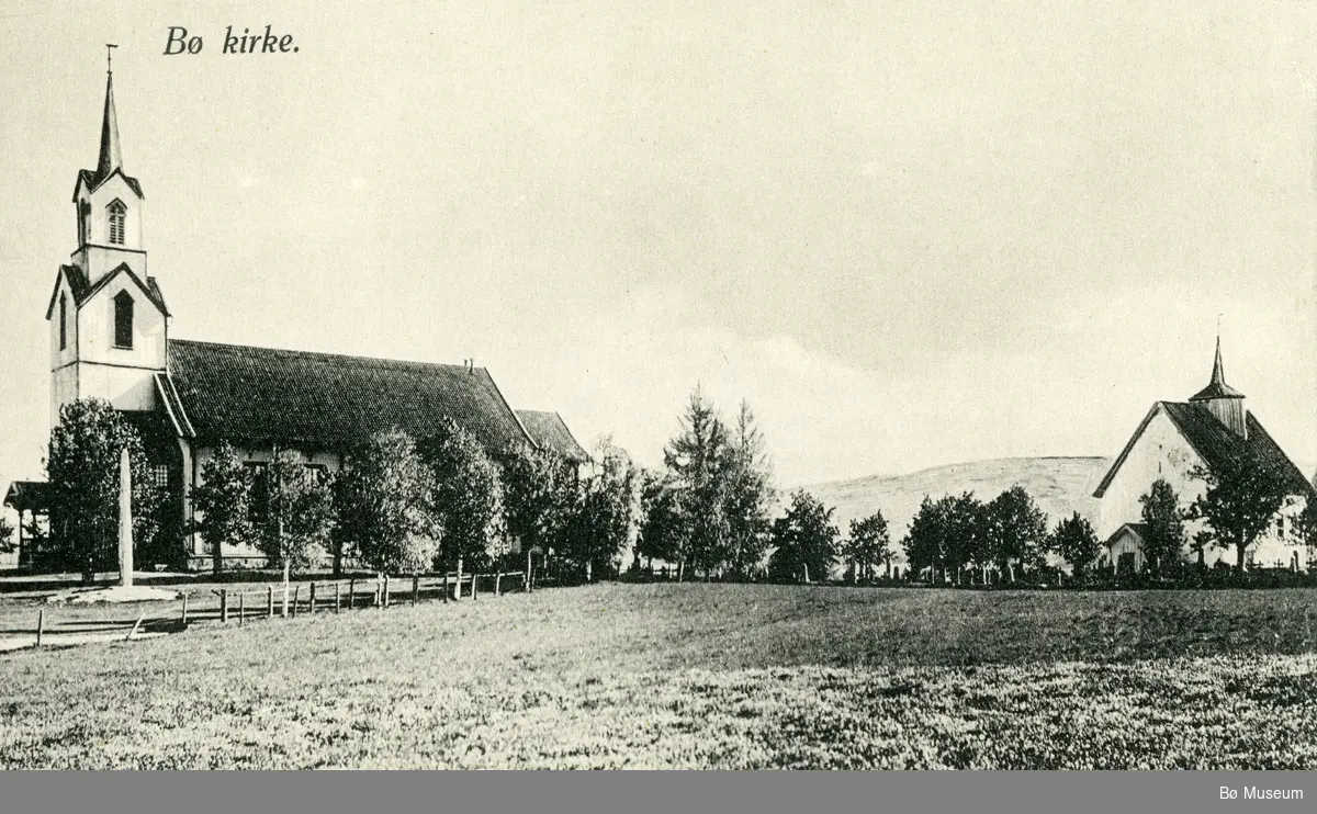 Prospektkort med foto av Bø gamle og nye kyrkje.