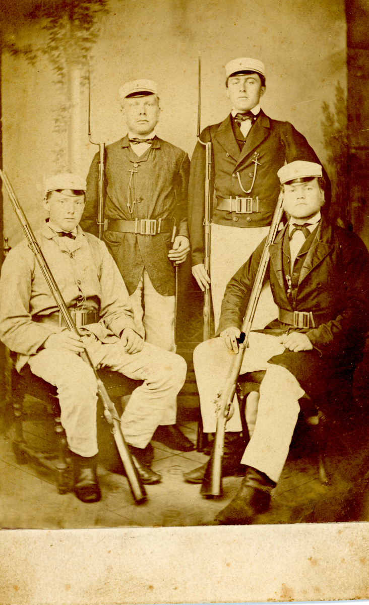 4 menn, heilfigur, uniform, Christiansand i August 1869
