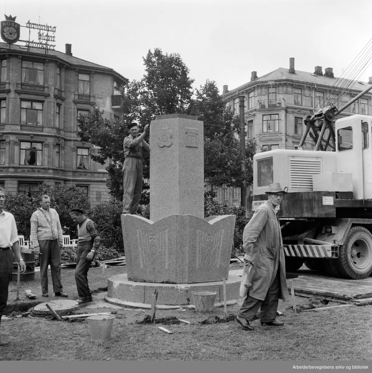 Valkyrie plass. Nic. Schiølls skulptur "Piken med vinranken" settes opp. September 1960