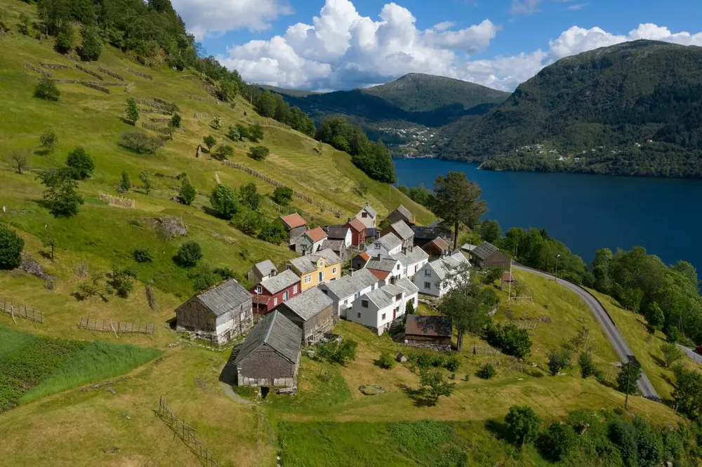 Klyngetunet Havrå i bratt kulturlandskap ved fjorden