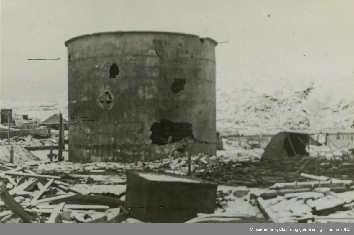 Ødelagt tank i Hammerfest etter andre verdenskrig. Muligens har tanken tilhørt anlegget på Rypklubben.