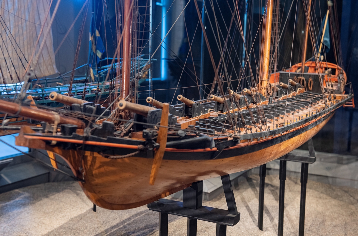Modell av udemafartyget INGEBORG (1776) i Sjöhistoriska museets utställning Klart skepp. Detalj.