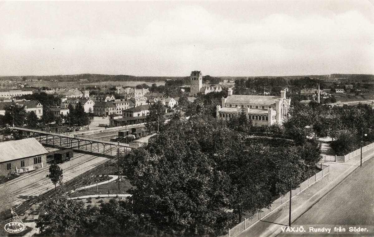 Växjö. Rundvy från söder, ca 1930. Fotot troligen taget från huset på Argus 3. Man ser järnvägsbron, en bit av Norra Järnvägsgatan med järnvägsstationen, domkyrkan och Smålands museum m.m.