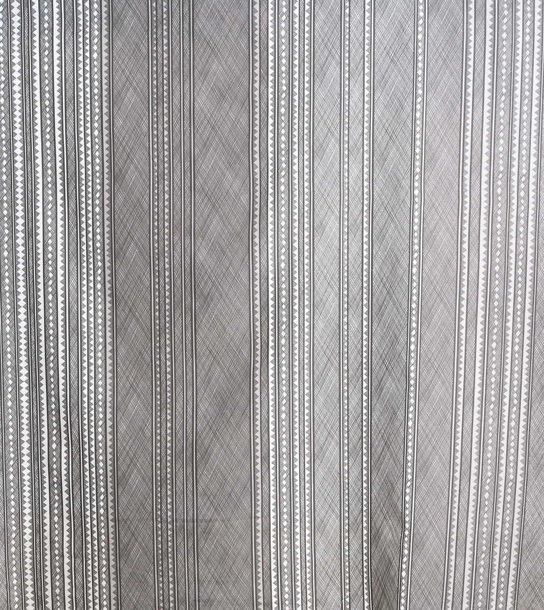 "Mimette", design Viola Gråsten
Art. nr. 23/337
Randigt mönster med rutiga diagonala partier som hela ränder och spetsar, med och utan bottenfärg.
