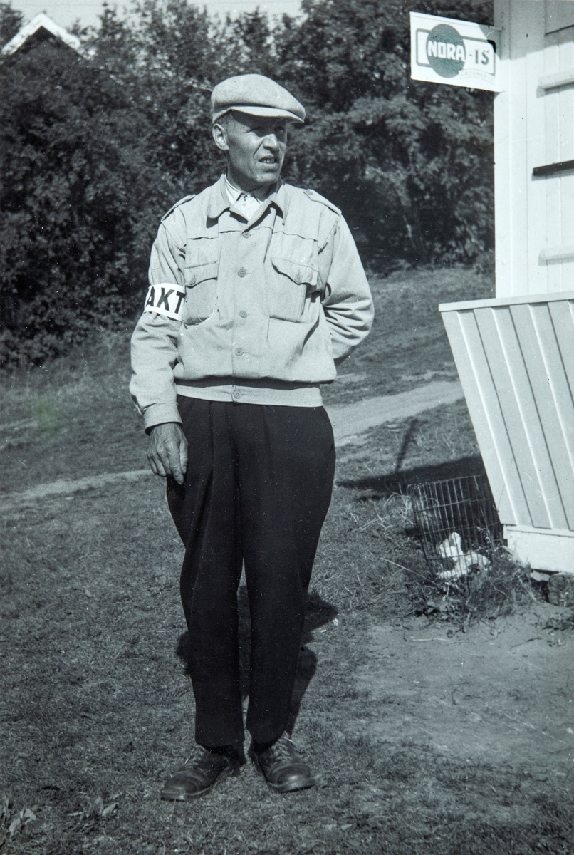 Nils Lindevall fra Ottestad, (1908-1990) som vakt på et arrangement på Domkirkeodden i Hamar.
