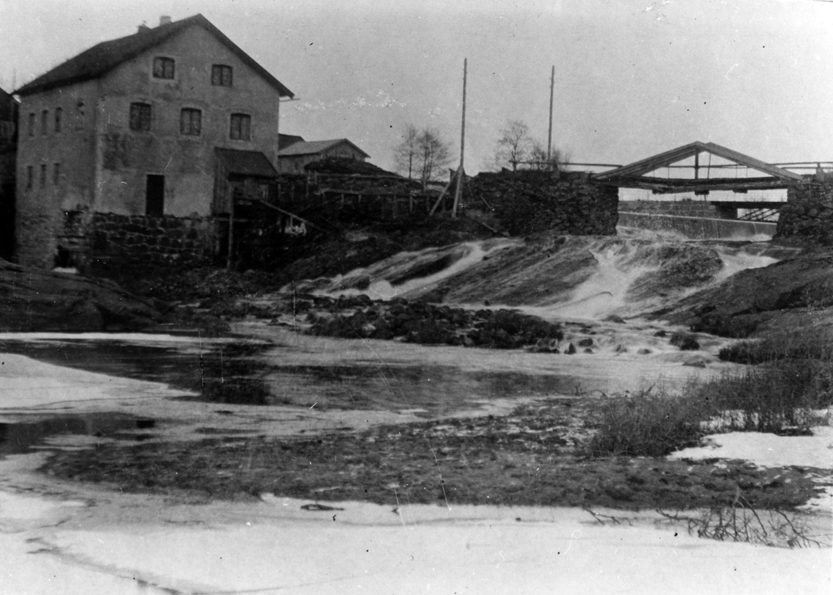 Källafors kvarn vid Säveån. Kvarnen hörde tidigare till Torps egendom, i Bälinge socken. Till höger i bild syns den gamla bron, se AMB 15766 för den nya bron.