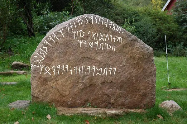 Runestein med opptrukne runer på Hogganvik ved Mandal. Foto/Photo