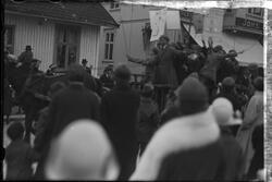 Russen holder tale 17. mai 1929 i Notodden sentrum. Butikklo