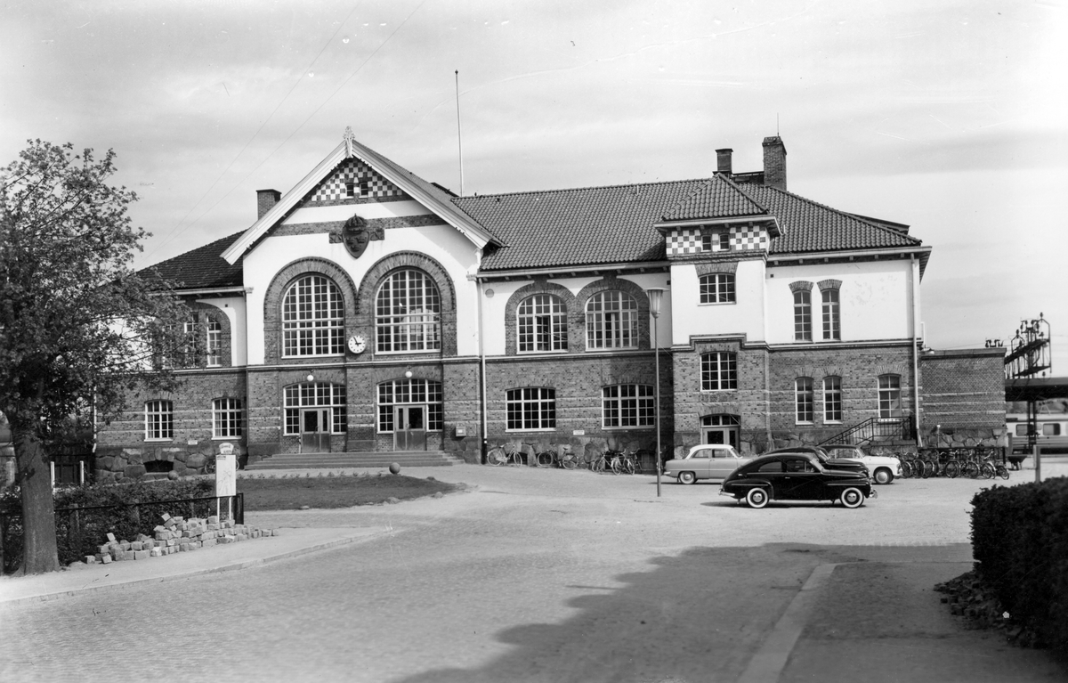 Alvesta Centralstation uppfördes åren 1907-1909 och ersatte då ett äldre stationshus som låg strax nordöst om dagens byggnad. 
Stationsbyggnaden är uppförd i jugendstil, efter ritningar av Folke Zettervall. Alvesta Centralstation blev byggnadsminne 1986.