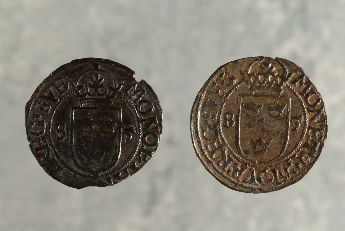 Mynt av silver. Fyrk. Johan III (1568-1592). Präglat 1585 i Stockholm. Myntet till höger på bilden.