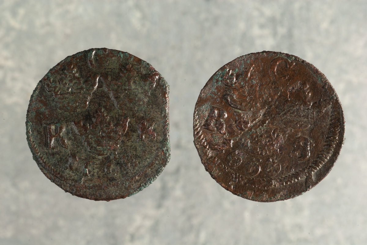 Mynt av kopparlegering. 1/6 öre SM. Karl XI (1660-1697). Präglat 1666 i Avesta. Myntet till höger på bilden.