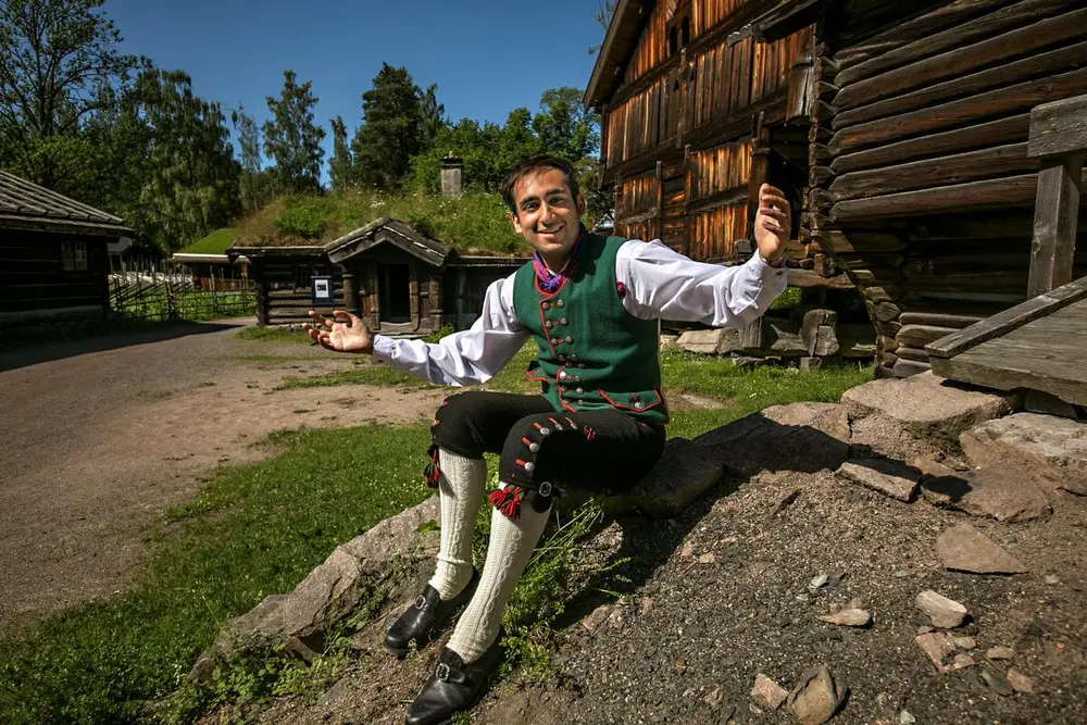 Tunvert i bunad ønsker velkommen til Numedalstunet