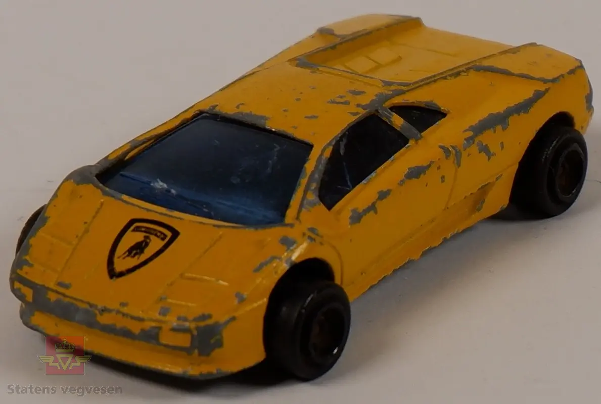 Modellbil av en Lamborghini Diablo, modellbilen er farget gul. Skala 1:59