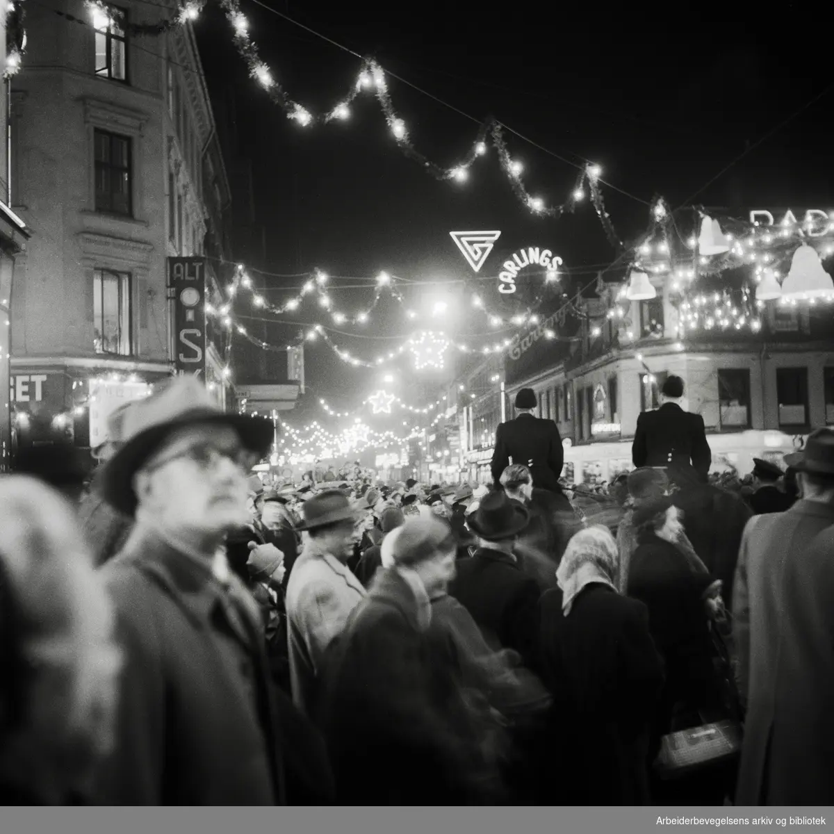 Julegatene åpnes i Oslo sentrum. Storgata. 30. november 1957.