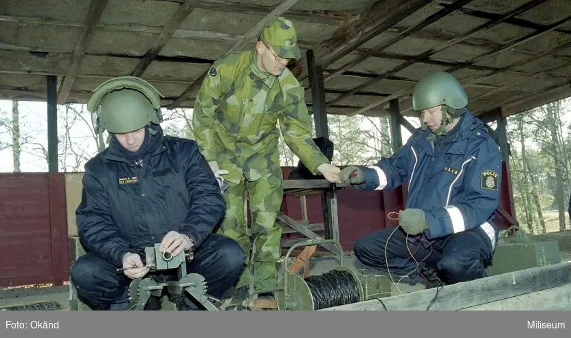 Swedec utbildar polisens bombteknikerkurs under sprängtjänst.

Från vänster okänd, löjtnant Magnus Carlsson Swedec, okänd.
