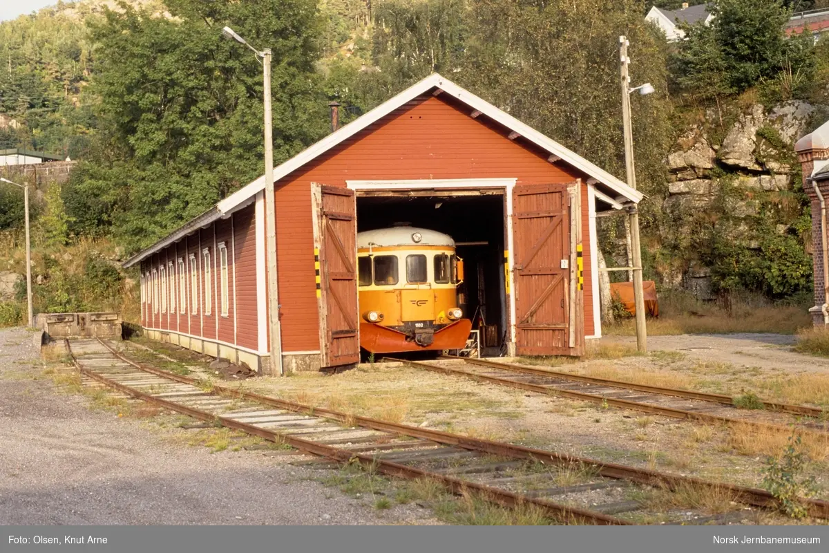 Dieselmotorvogn BM 89 05 i vognhallen på Flekkefjord stasjon