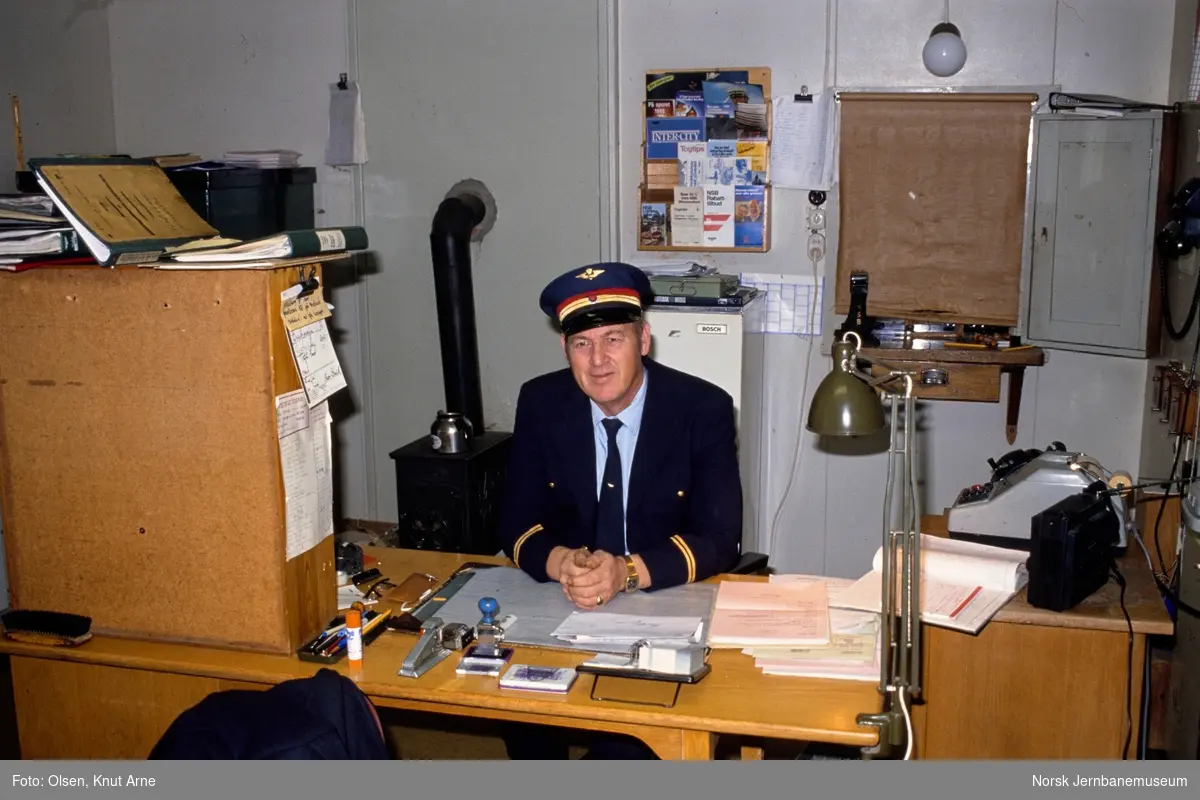 Stasjonsleder Kåre Haugen på kontoret på Flesberg stasjon