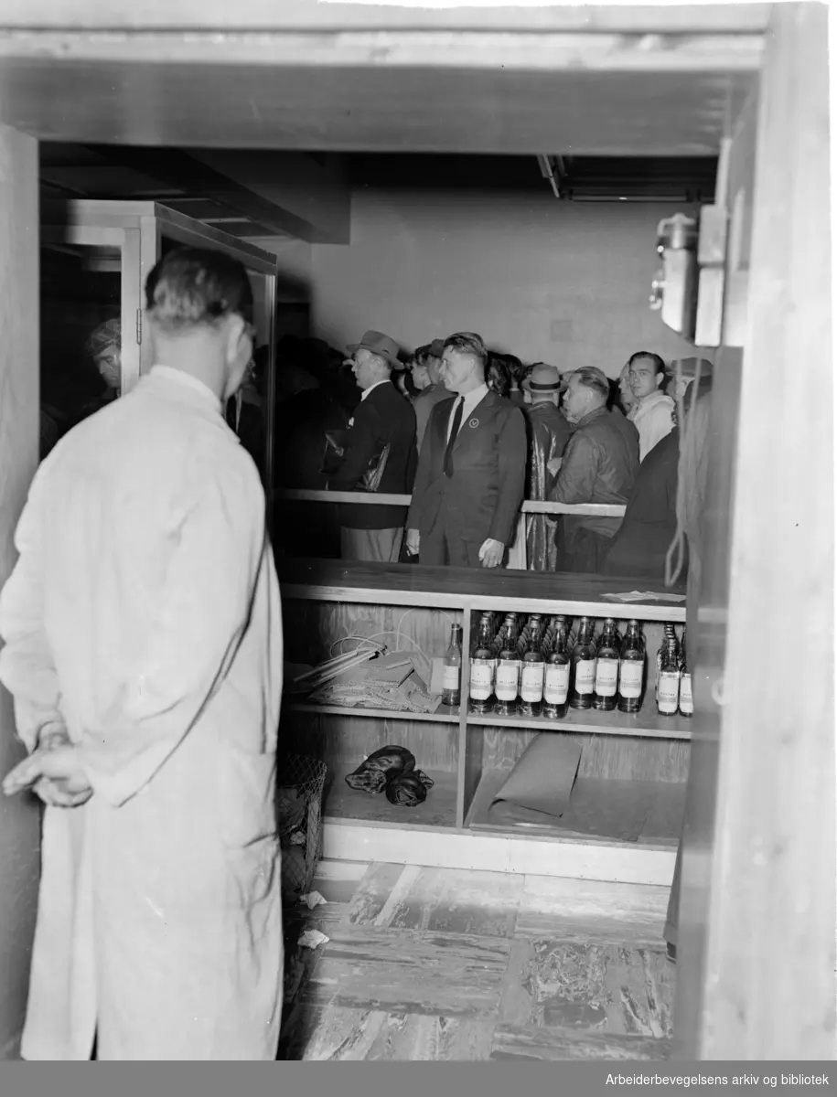 Vinmonopolets utsalg, Storgata 33. Interiør. Mai 1951